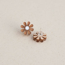 Load image into Gallery viewer, Daisy Stud Earrings