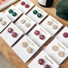 Load image into Gallery viewer, Daisy Stud Earrings
