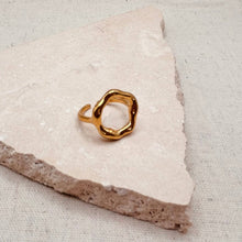 Load image into Gallery viewer, Everyday Molten Circle Ring
